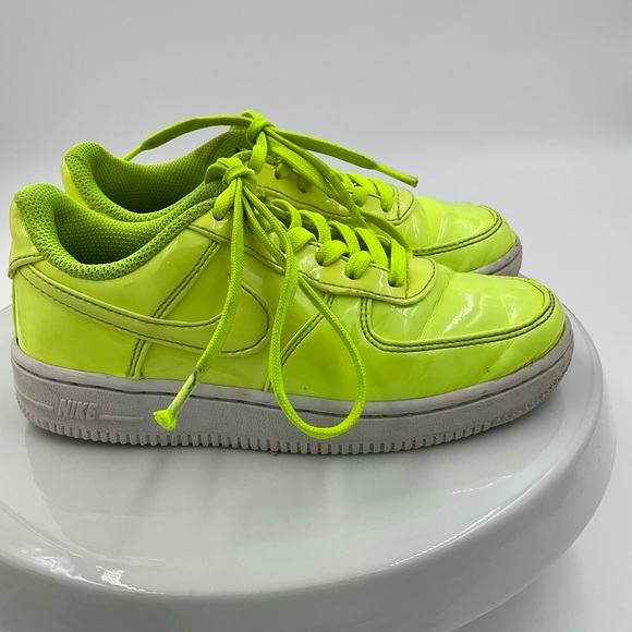 NIKE AIR FORCE 1 ‘VOLT’- Size KIDS 13C - Picture 4 of 9